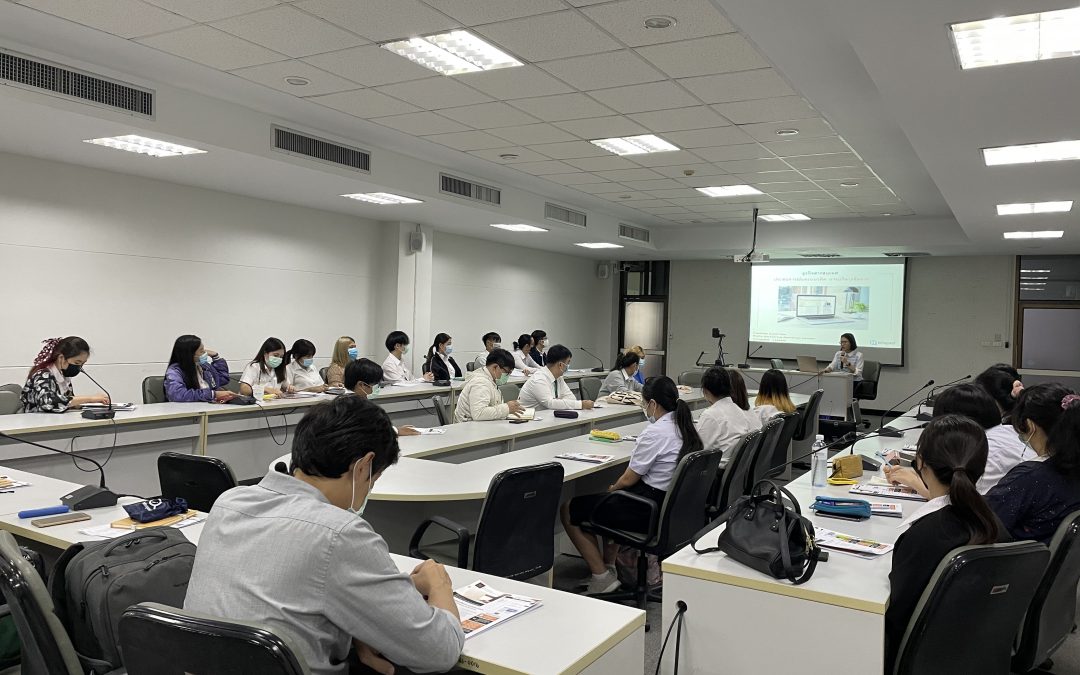 อินโฟเควสท์บรรยายเกี่ยวกับบริการติดตามสื่อในประเด็นธุรกิจสารสนเทศแก่นิสิตศิลปากร