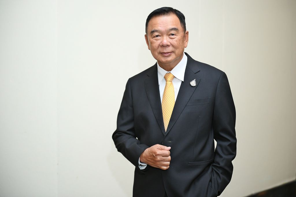 พนม ควรสถาพร