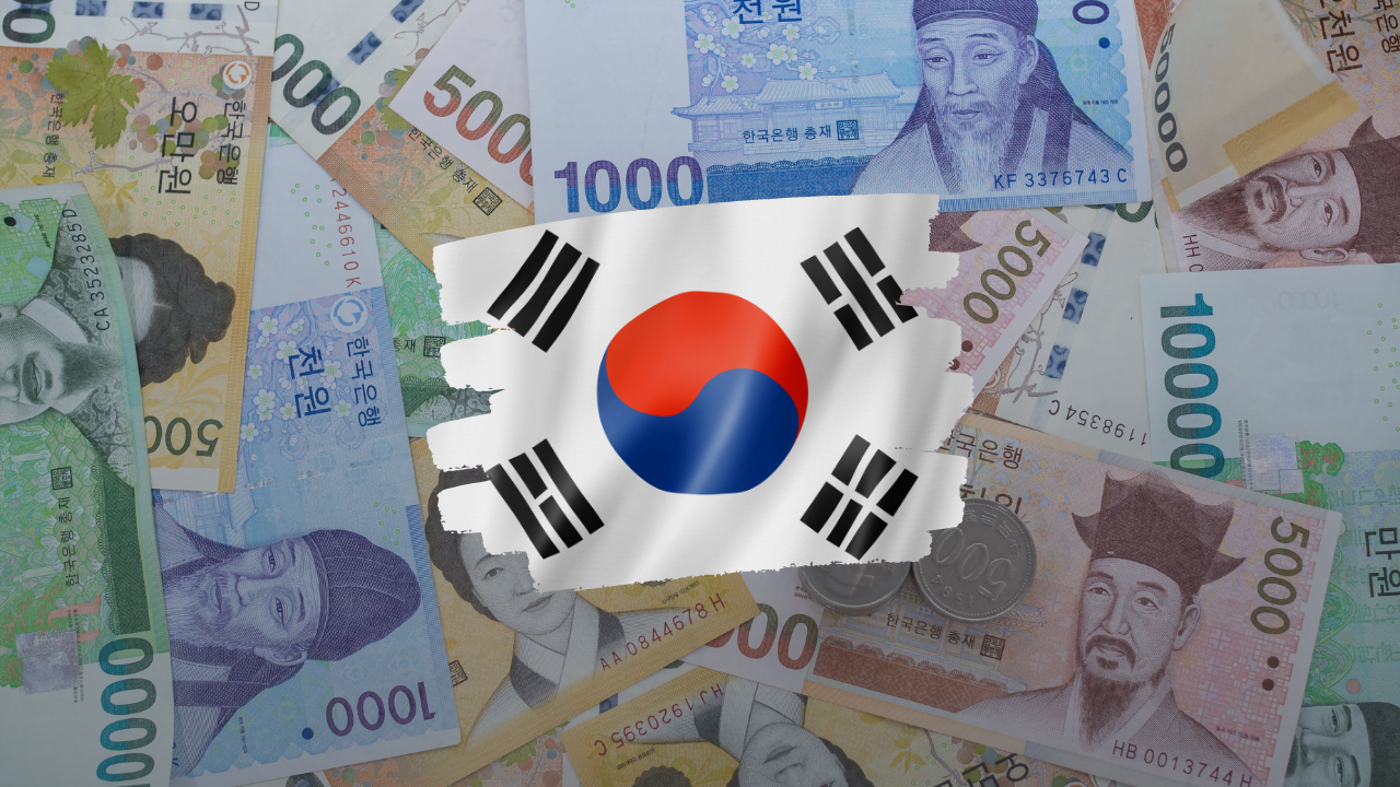 ธนาคารกลางเกาหลีใต้ BOK เปิดเผยผลสำรวจระบุว่า 6 ใน 10 ของนักการเงินและนักเศรษฐศาสตร์ที่ตอบแบบสำรวจมีความเห็นตรงกันว่า มีความเป็นไปได้สูงที่เกาหลีใต้จะเผชิญวิกฤตทางการเงินในอนาคตอันใกล้ ผลสำรวจดังกล่าวซึ่งจัดทำขึ้นระหว่างวันที่ 2-9 พ.ย.ระบุว่า นักเศรษฐศาสตร์และนักการเงินทั้งในและต่างประเทศ 58.3% มองว่า มีความเป็นไปได้สูงที่จะเกิดวิกฤตระบบการเงินจากการเปลี่ยนแปลงอย่างรุนแรงบางอย่างภายใน 1 ปี ซึ่งตัวเลขดังกล่าวสูงกว่าระดับ 26.9% จากผลสำรวจเมื่อเดือนพ.ค.เกินเท่าตัว ขณะเดียวกัน จำนวนผู้ตอบแบบสำรวจที่มองว่า มีความเป็นไปได้สูงที่การเปลี่ยนแปลงอย่างรุนแรงบางอย่างจะส่งผลกระทบต่อเสถียรภาพระบบการเงินในอีก 1-3 ปีข้างหน้าอยู่ที่ 40.3% เพิ่มขึ้นจาก 32.9% ในผลสำรวจครั้งก่อน ส่วนผู้ตอบแบบสำรวจที่ยังเชื่อมั่นในระบบการเงินเกาหลีใต้ลดลงจาก 53.2% สู่ระดับ 36.1% โดยภาพรวมแล้ว ผู้ตอบแบบสำรวจ 27.8% มองว่า สภาวะทางการเงินขององค์กรที่ย่ำแย่ลงคือปัจจัยที่เสี่ยงที่สุดของระบบการเงินเกาหลีใต้ ตามมาด้วยผู้ตอบแบบสำรวจ 16.7% ที่เชื่อว่า หนี้ครัวเรือนจำนวนมหาศาลและภาระการชำระหนี้ที่สูงขึ้นเป็นปัจจัยเสี่ยงที่ใหญ่ที่สุด สำนักข่าวซินหัวรายงานว่า BOK ได้เริ่มคุมเข้มนโยบายการเงินตั้งแต่เดือนส.ค.ปีที่แล้ว โดยการปรับขึ้นอัตราดอกเบี้ยจากระดับ 0.50% สู่ระดับ 3.25%   โดย สำนักข่าวอินโฟเควสท์ 28 พ.ย. 65 …